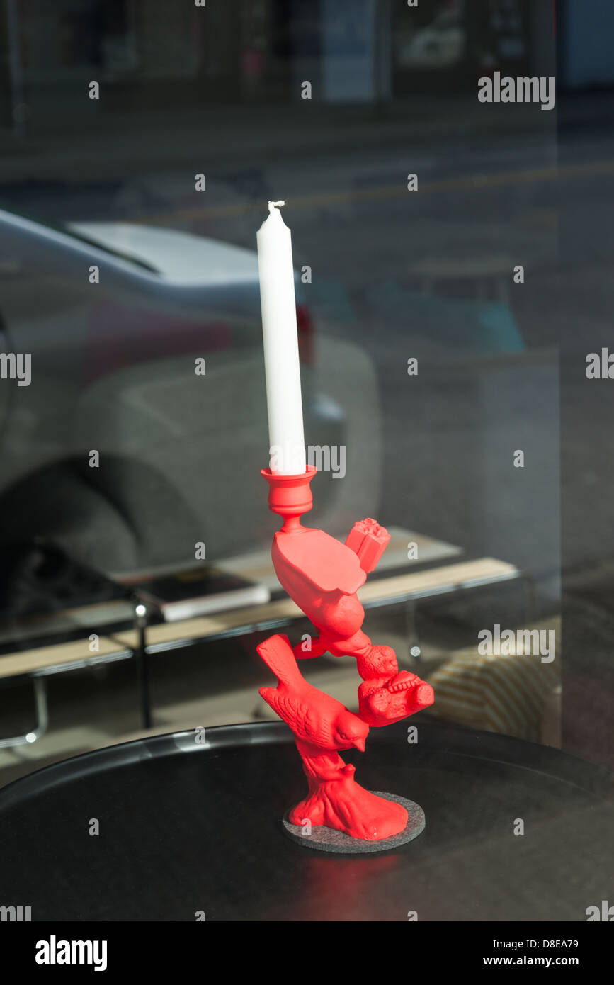 Ungewöhnliche rote Kerze im Schaufenster Stockfoto