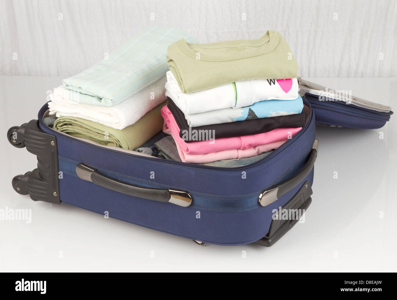 Ein geöffneter Koffer gepackt mit vielen bunten Tüchern Stockfoto