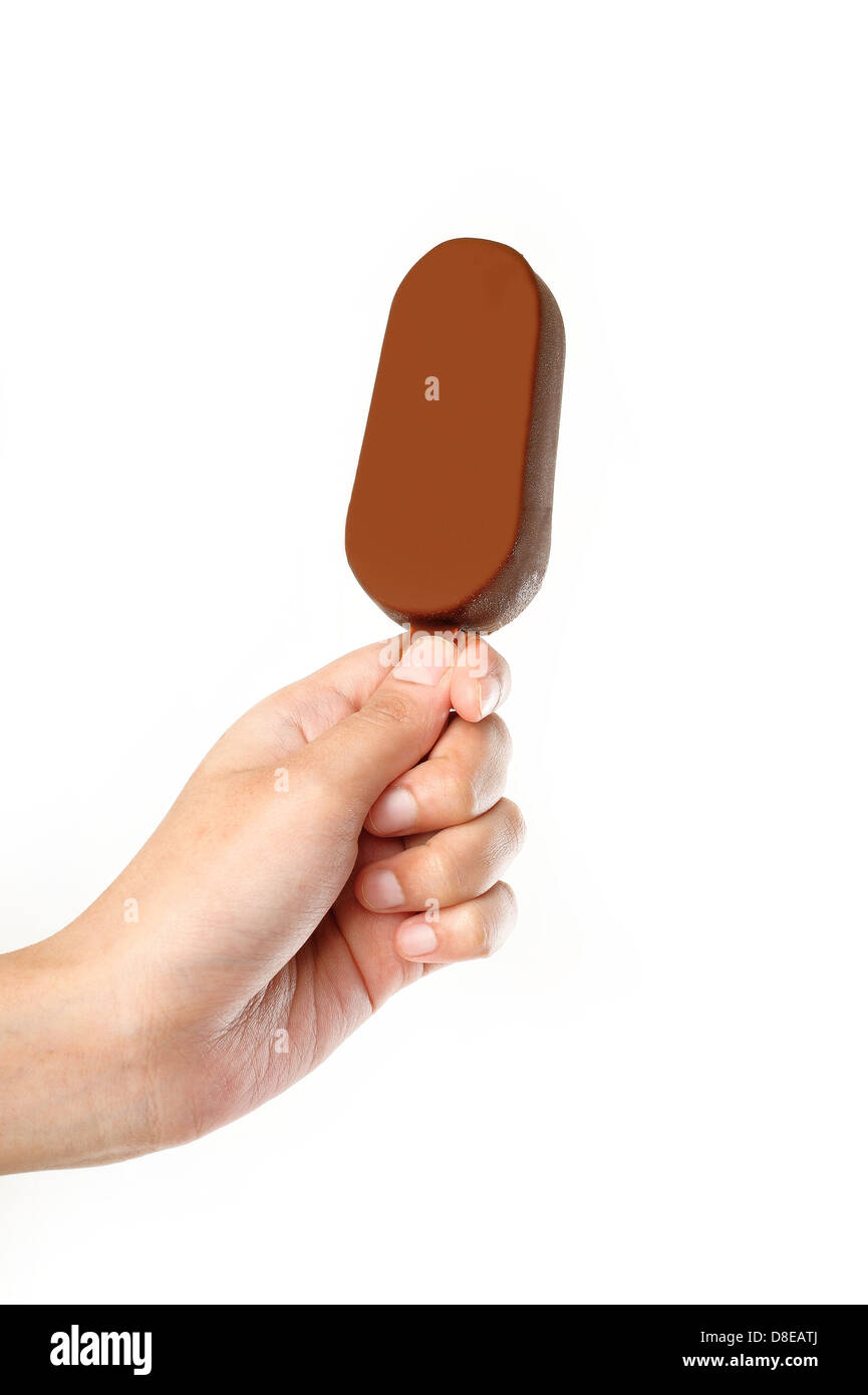 Schokolade überdachten Vanilleeis mit Tropfen in der hand Stockfoto
