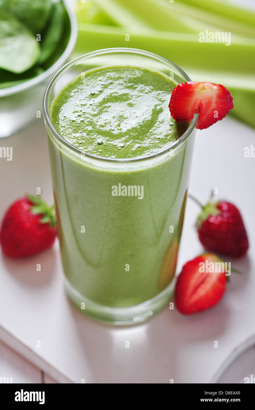 Grüne Gemüse Smoothie mit Sellerie und Erdbeeren auf hölzernen Hintergrund Stockfoto