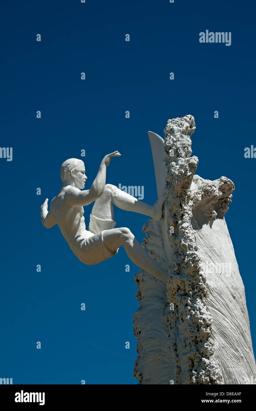 Statue von ProfiSurfer Kelly Slater außerhalb Ron Jon surf Shop auf