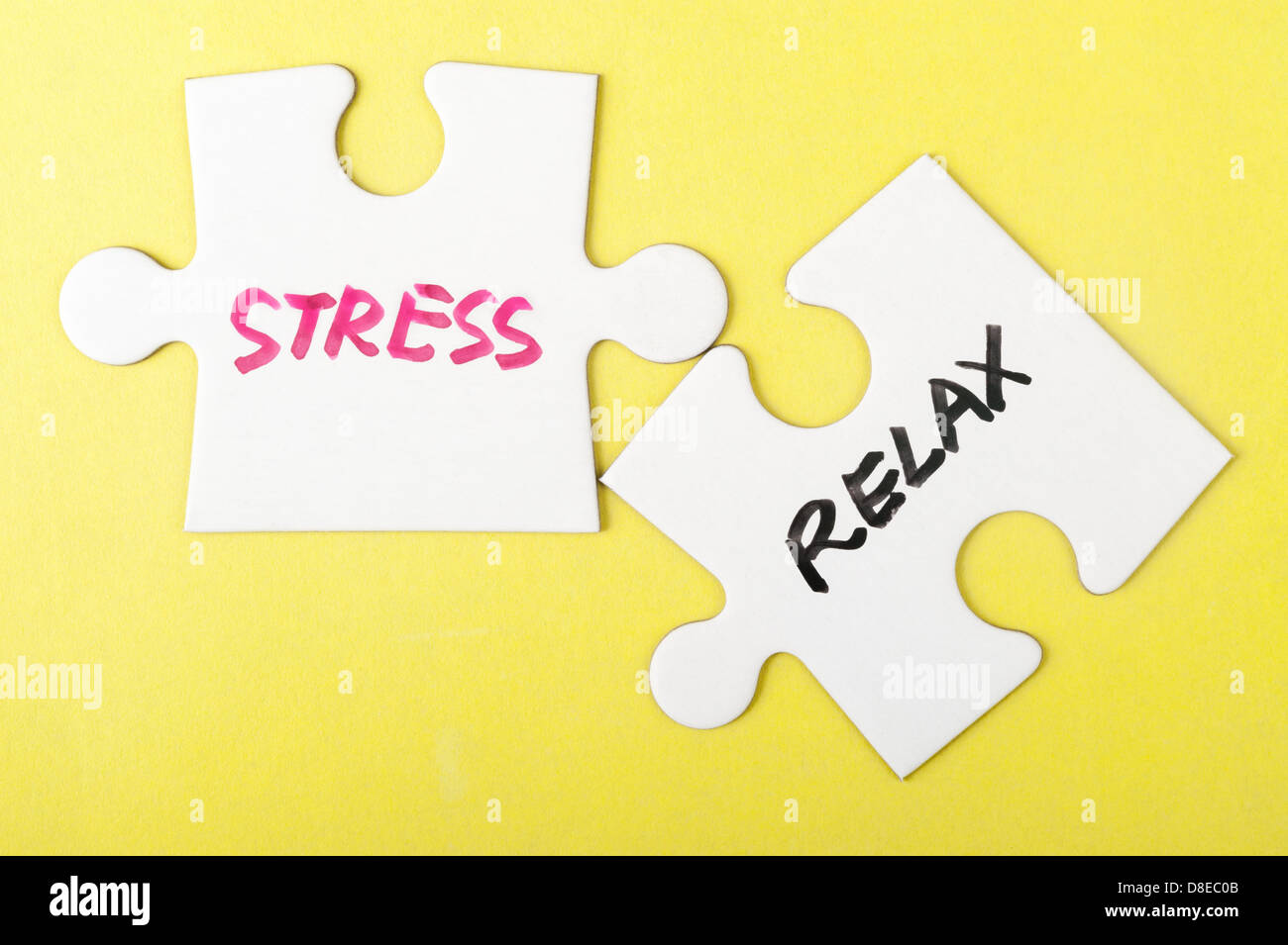 Stress und entspannen Sie sich auf zwei Teile Puzzles geschriebene Worte Stockfoto