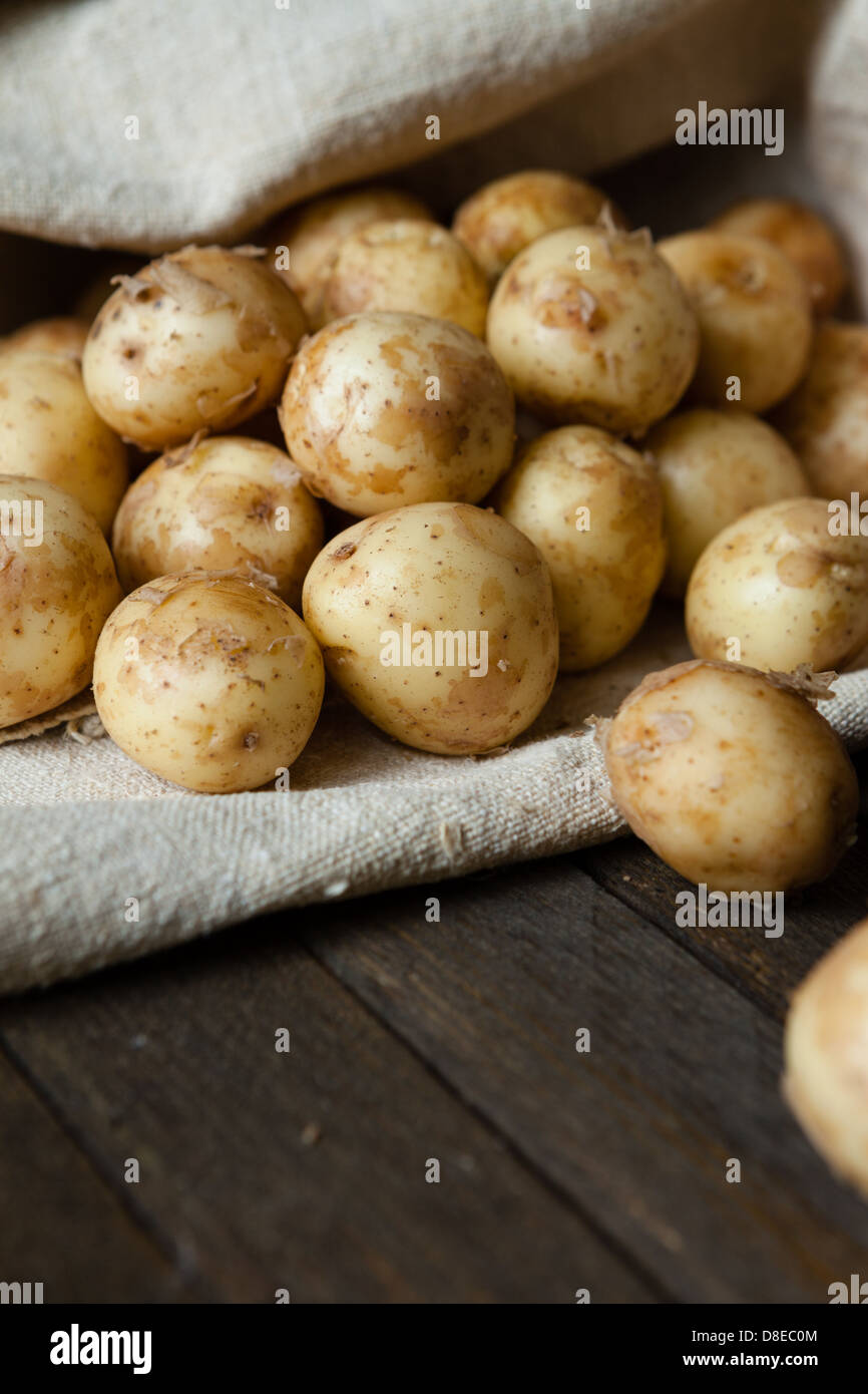 Junge (Baby) Kartoffeln in meschotschek auf dem Holztisch essen Nahaufnahme Stockfoto