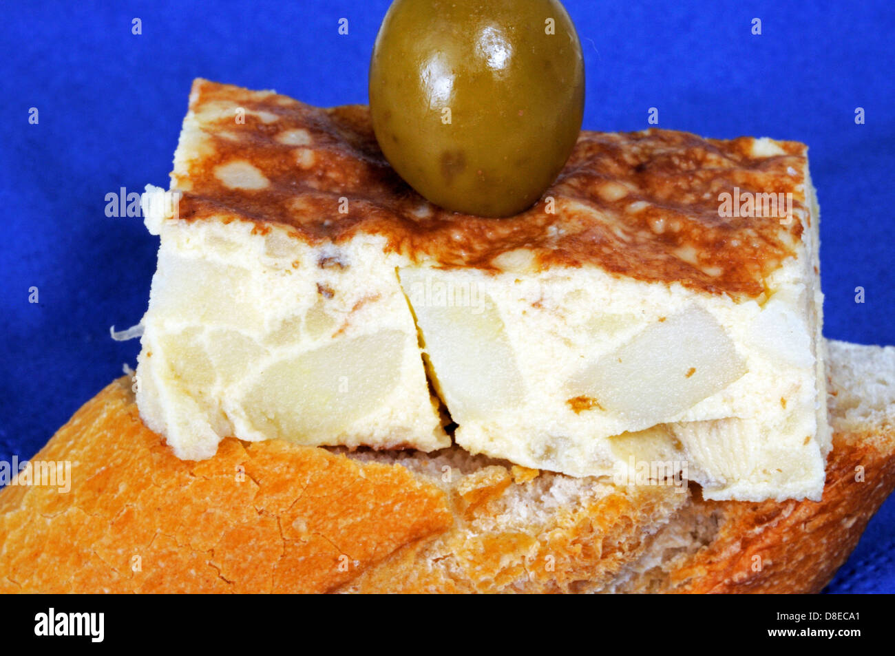 Spanische Tortilla Tapa garniert mit grünen Oliven und serviert auf knusprigem Brot, Andalusien, Spanien, Westeuropa. Stockfoto