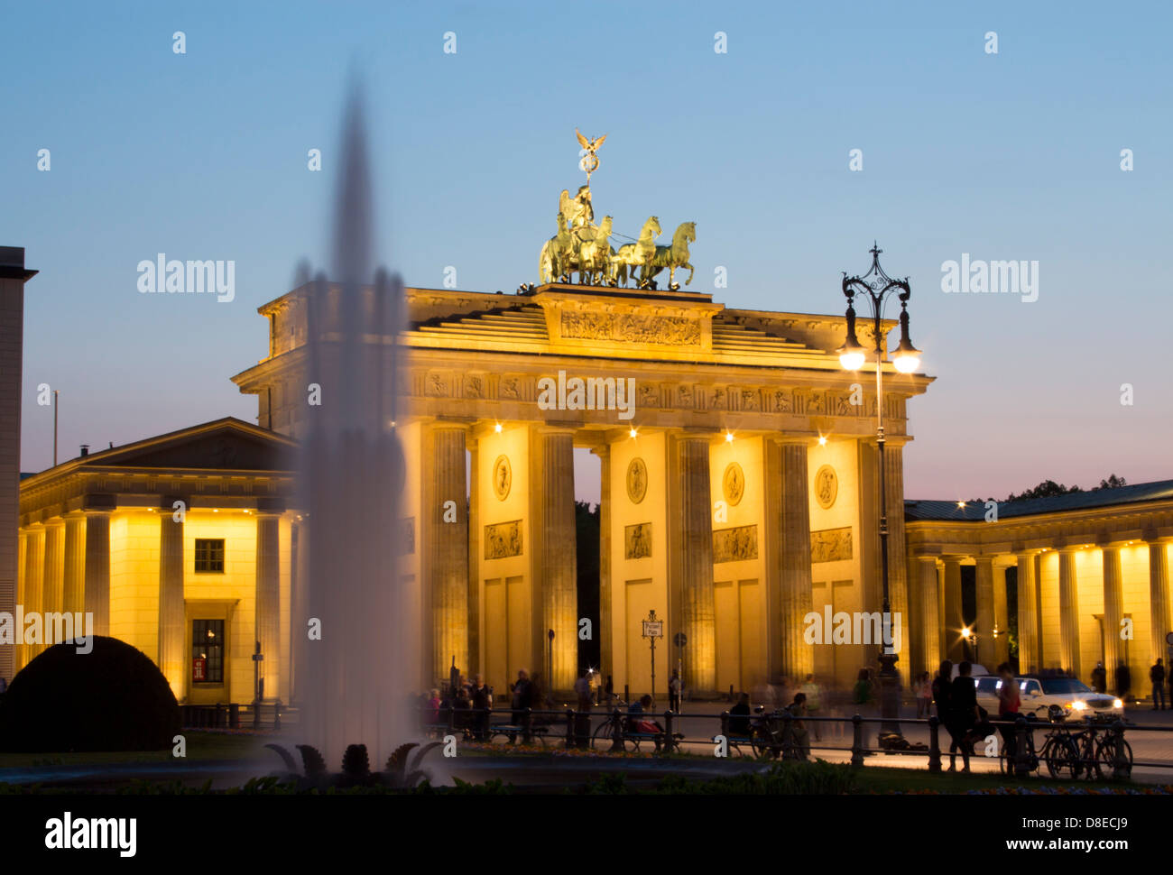 Brandenburger Tor Brandenburger Tor und Brunnen am Pariser Platz in der Dämmerung / Dämmerung / Nacht Mitte Berlin Deutschland Stockfoto