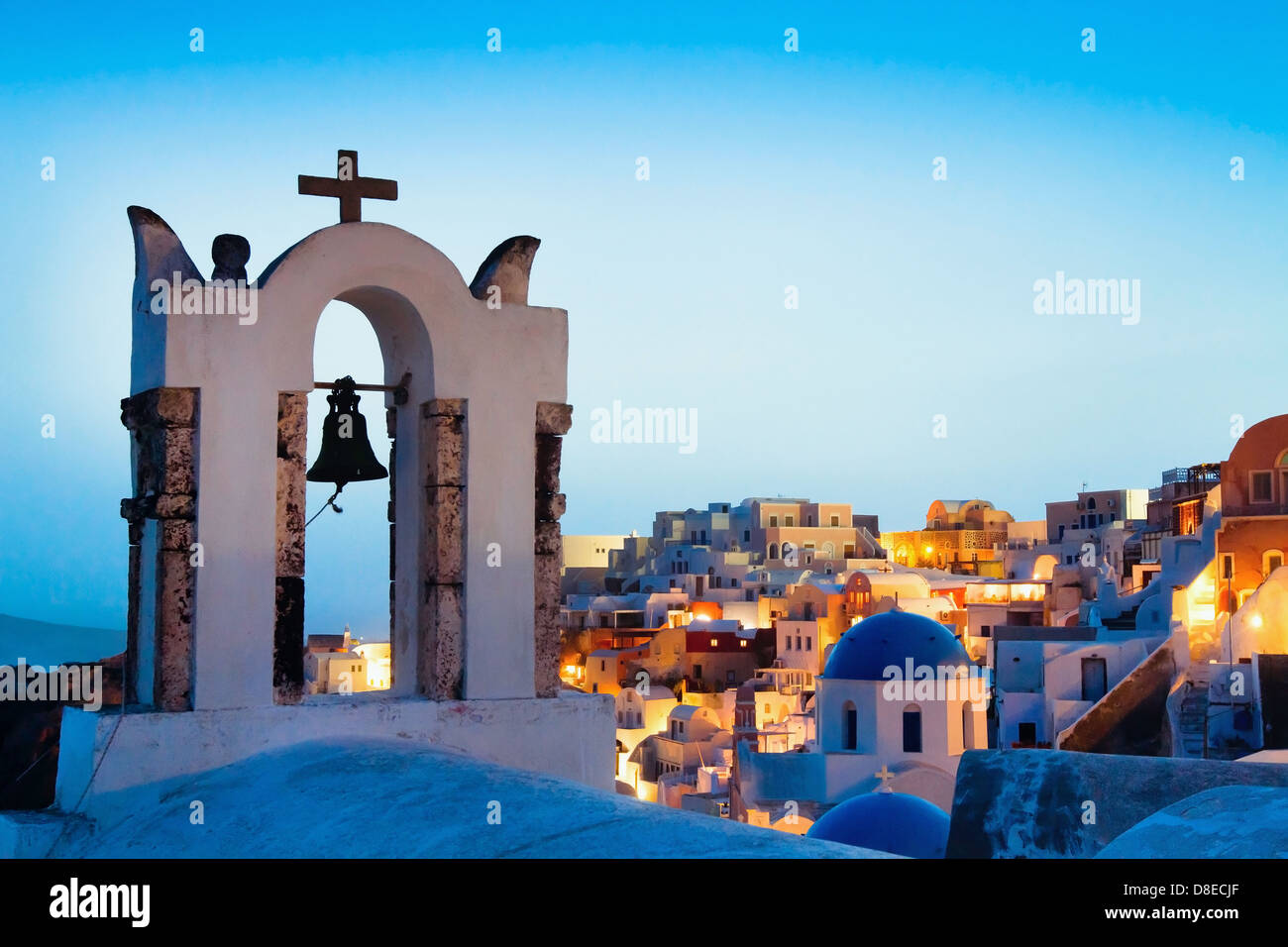 schöner Panoramablick auf Santorini, Griechenland, traditionelle Kirche im Vordergrund Stockfoto