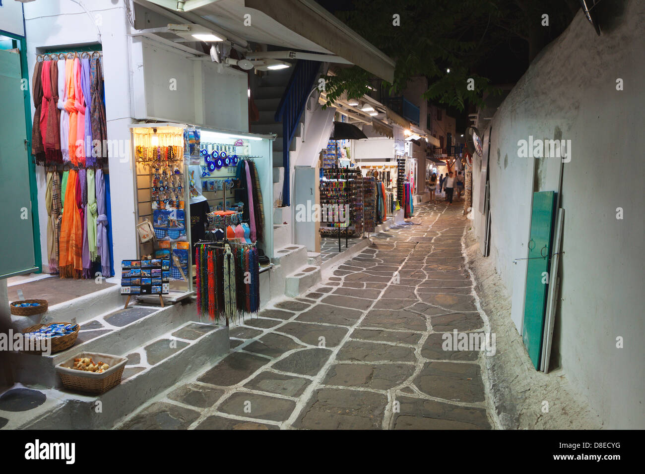 Straßen von Mykonos bei Nacht auf den Kykladen in Griechenland Stockfoto