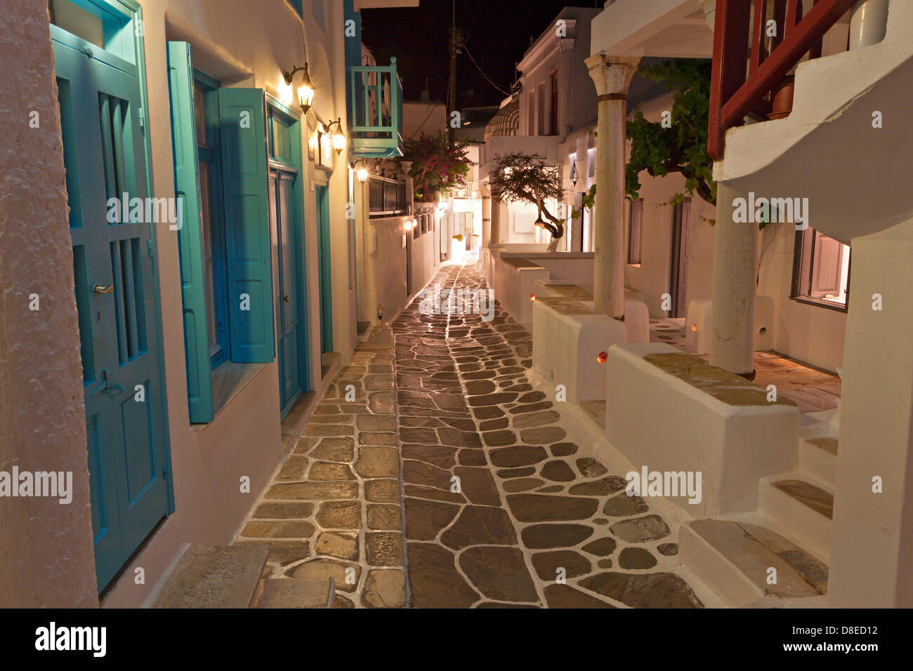 Straßen von Mykonos bei Nacht auf den Kykladen in Griechenland Stockfoto