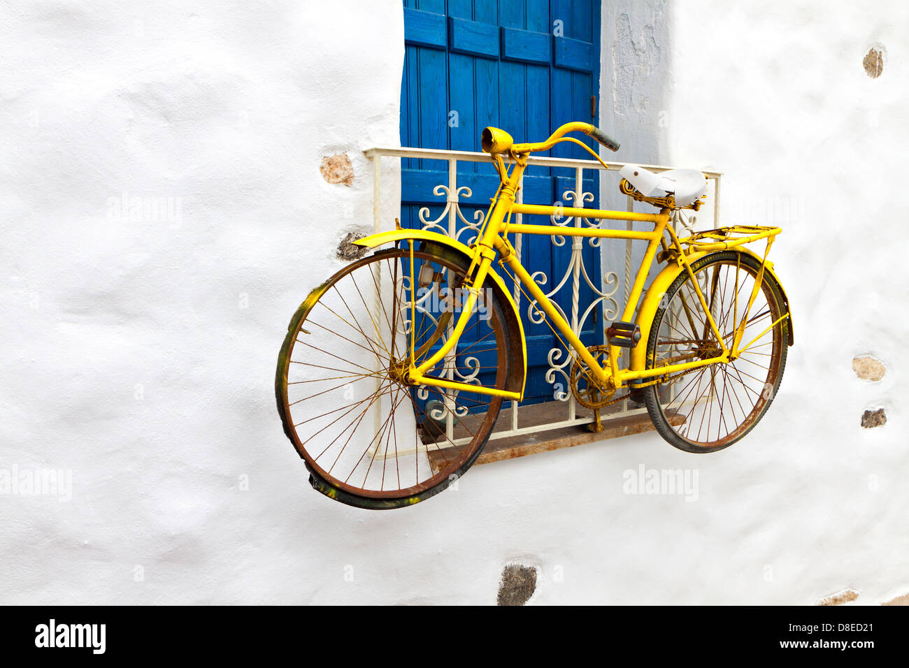 Dekorative Fahrrad hängen von einem Fenster in einem griechischen Haus auf den Kykladen-Inseln Stockfoto