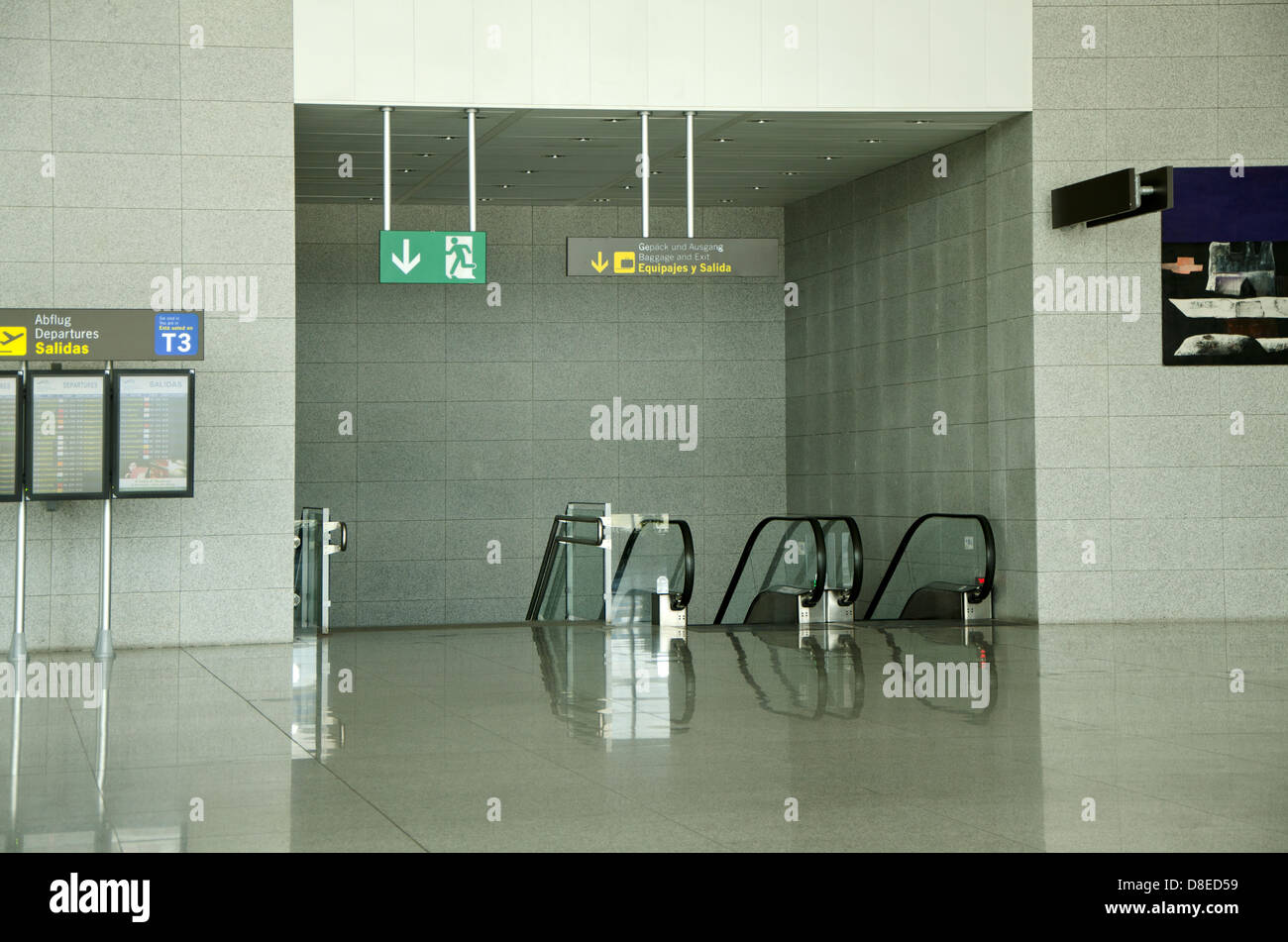 Ausgang zur Gepäckausgabe am Flughafen Malaga mit Rolltreppen. Costa Del Sol, Spanien. Stockfoto