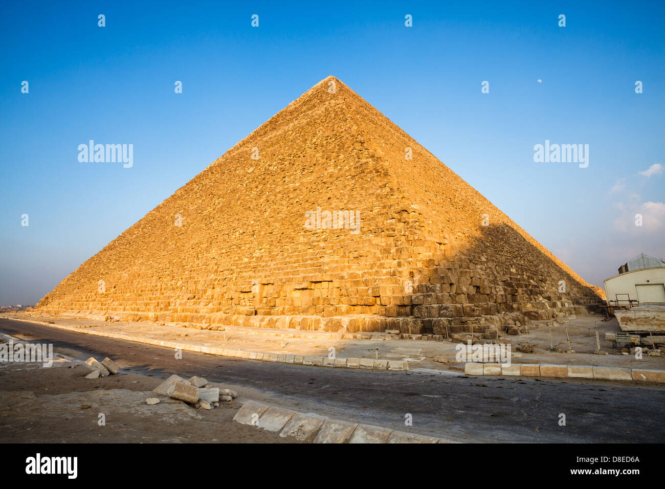 Pyramide des Cheops mit dem Schatten der Pyramide von Khafre und Mond Stockfoto