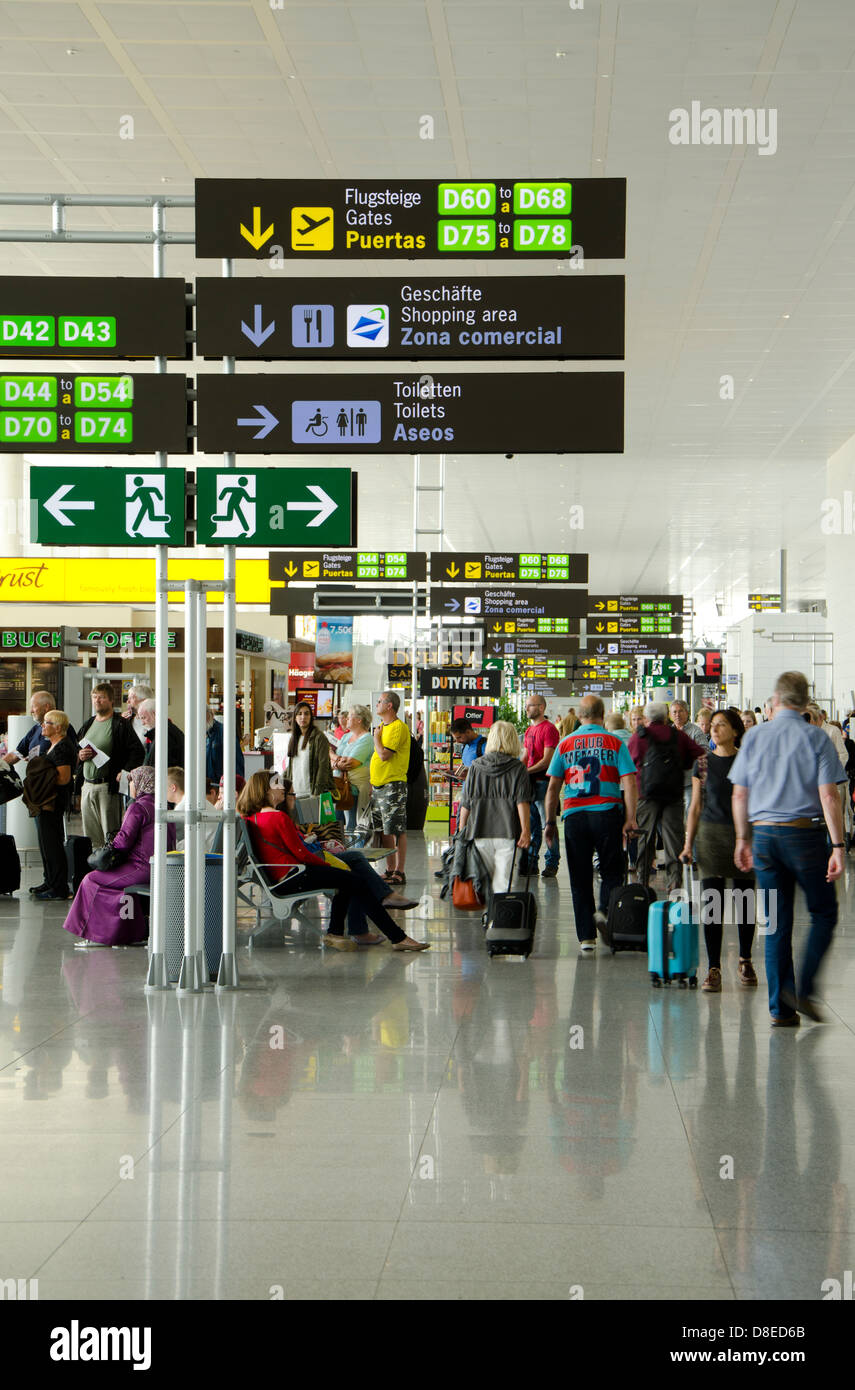 Abfahrt von Touristen am geschäftigen Flughafen gehen zu Toren. Malaga, Costa Del Sol, Spanien. Stockfoto