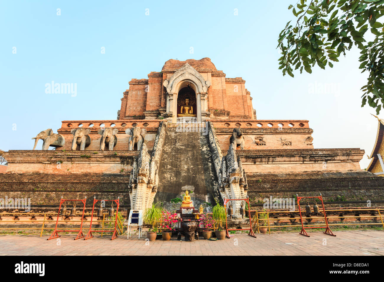 Buddha-Statue in alte Pagode Wat Chedi Luang, Chiang Mai, thailand Stockfoto