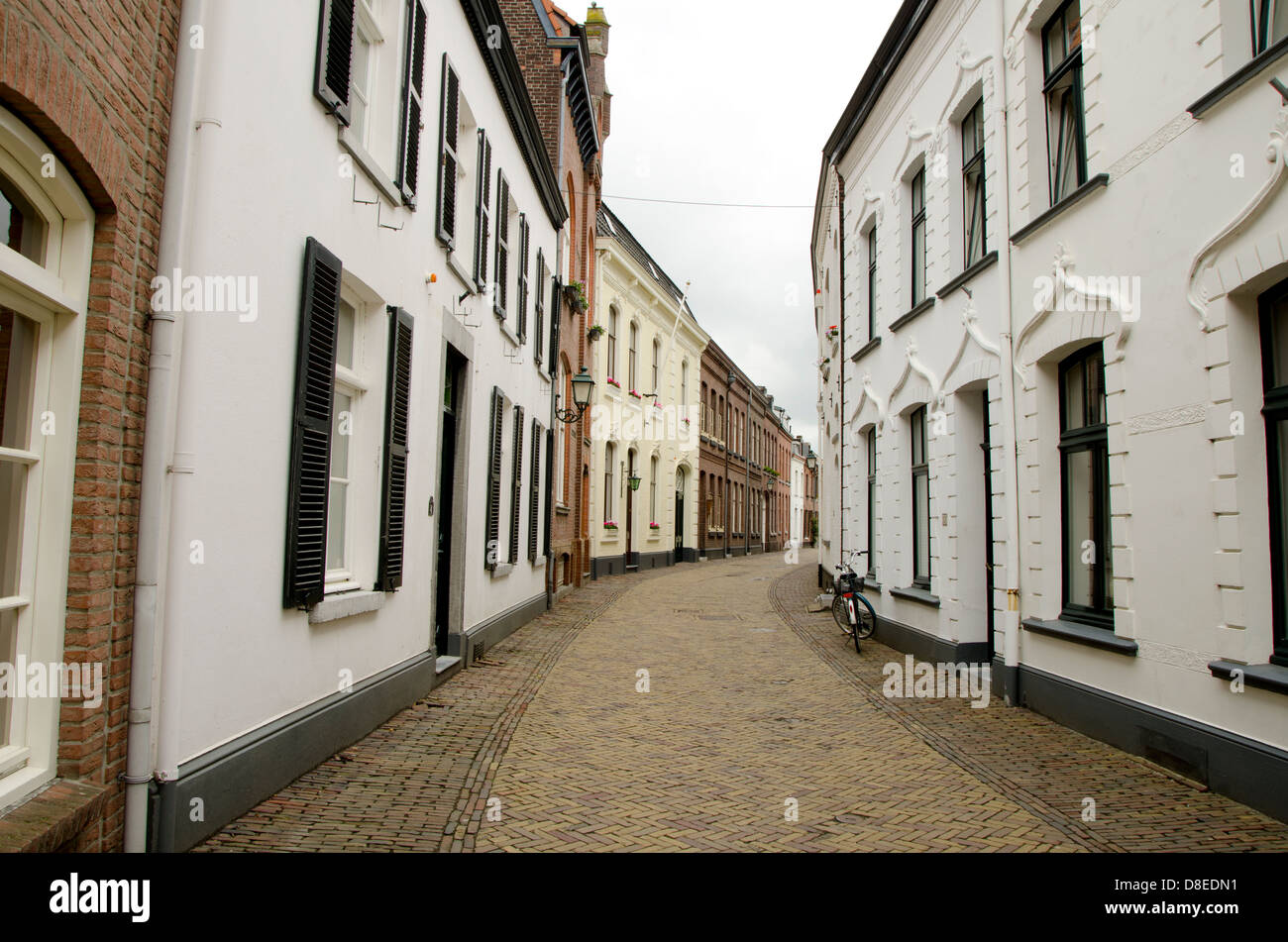 Straßenansicht der Begijnhofstraat in der Stadt Sittard-Provinz Limburg, Niederlande. Stockfoto