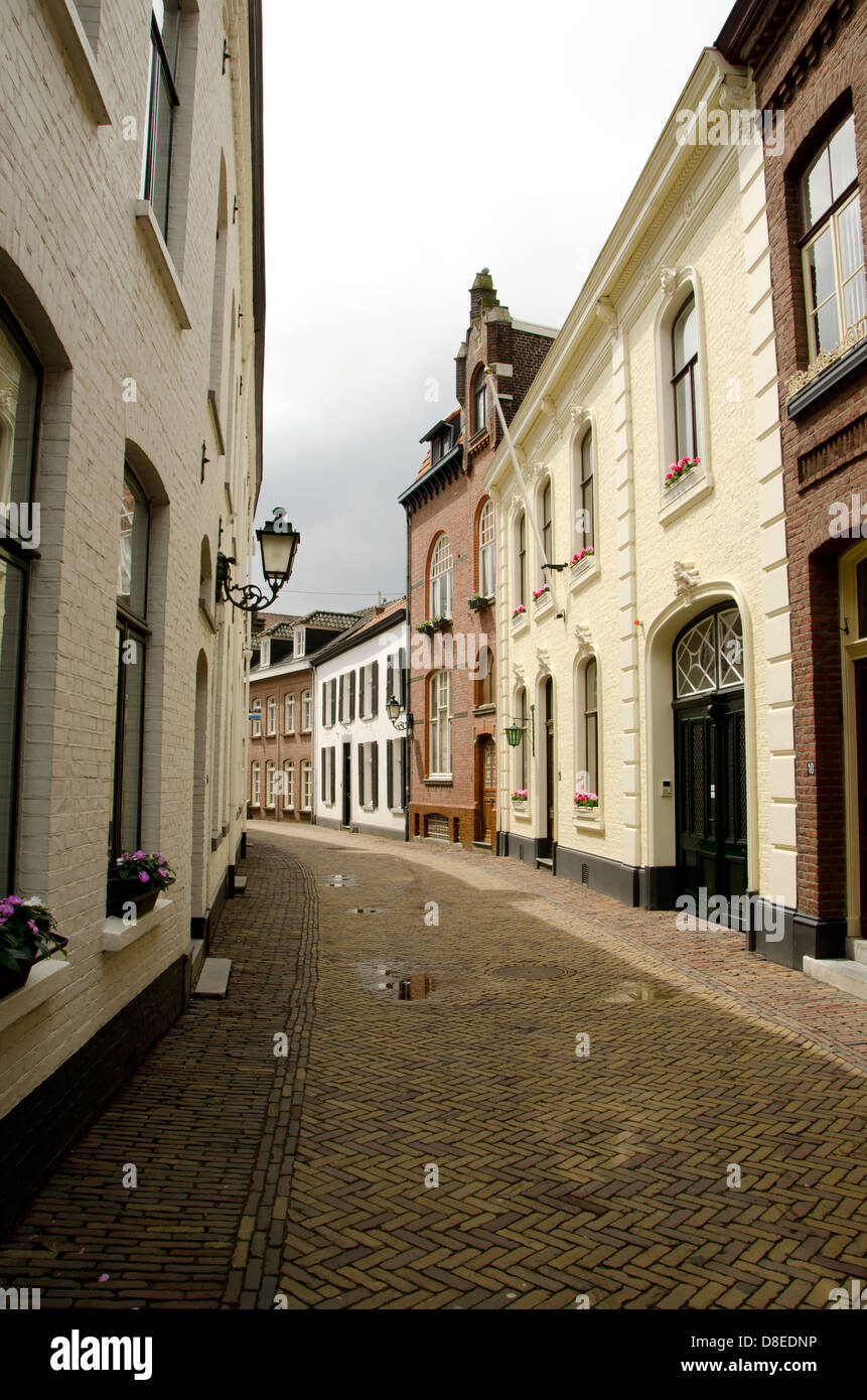 Straßenansicht der Begijnhofstraat in der Stadt Sittard-Provinz Limburg, Niederlande. Stockfoto