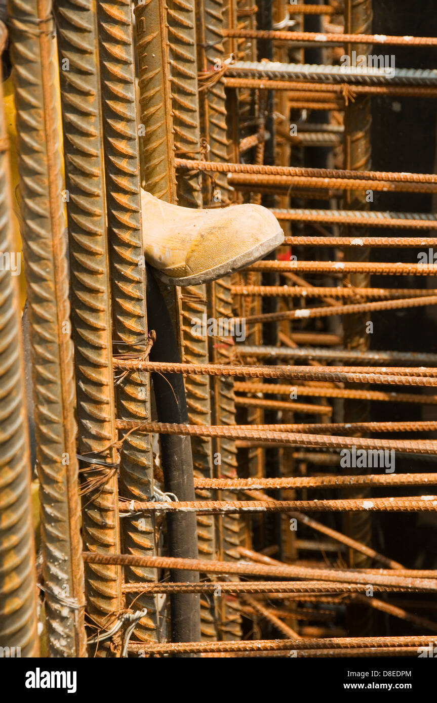Arbeitnehmer-Boot und Stahlstützen auf der Baustelle Stockfoto