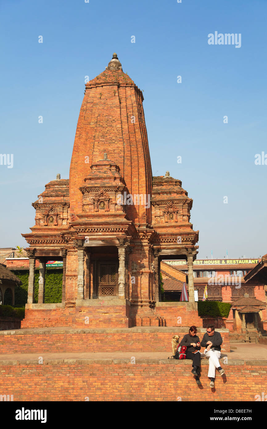 Touristen am Durbar Square, Bhaktapur (UNESCO-Weltkulturerbe), Kedarnath Tempel, Tal von Kathmandu, Nepal Stockfoto
