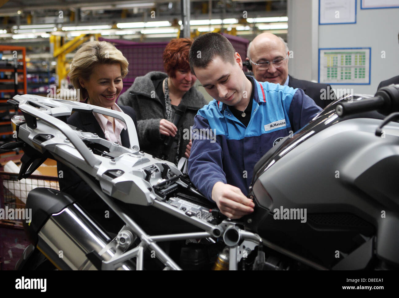Berlin, Deutschland, Michel Sapin, PS und Bundesrepublik Arbeitsministerin Ursula von der Leyen Werks BMW Motorrad Stockfoto