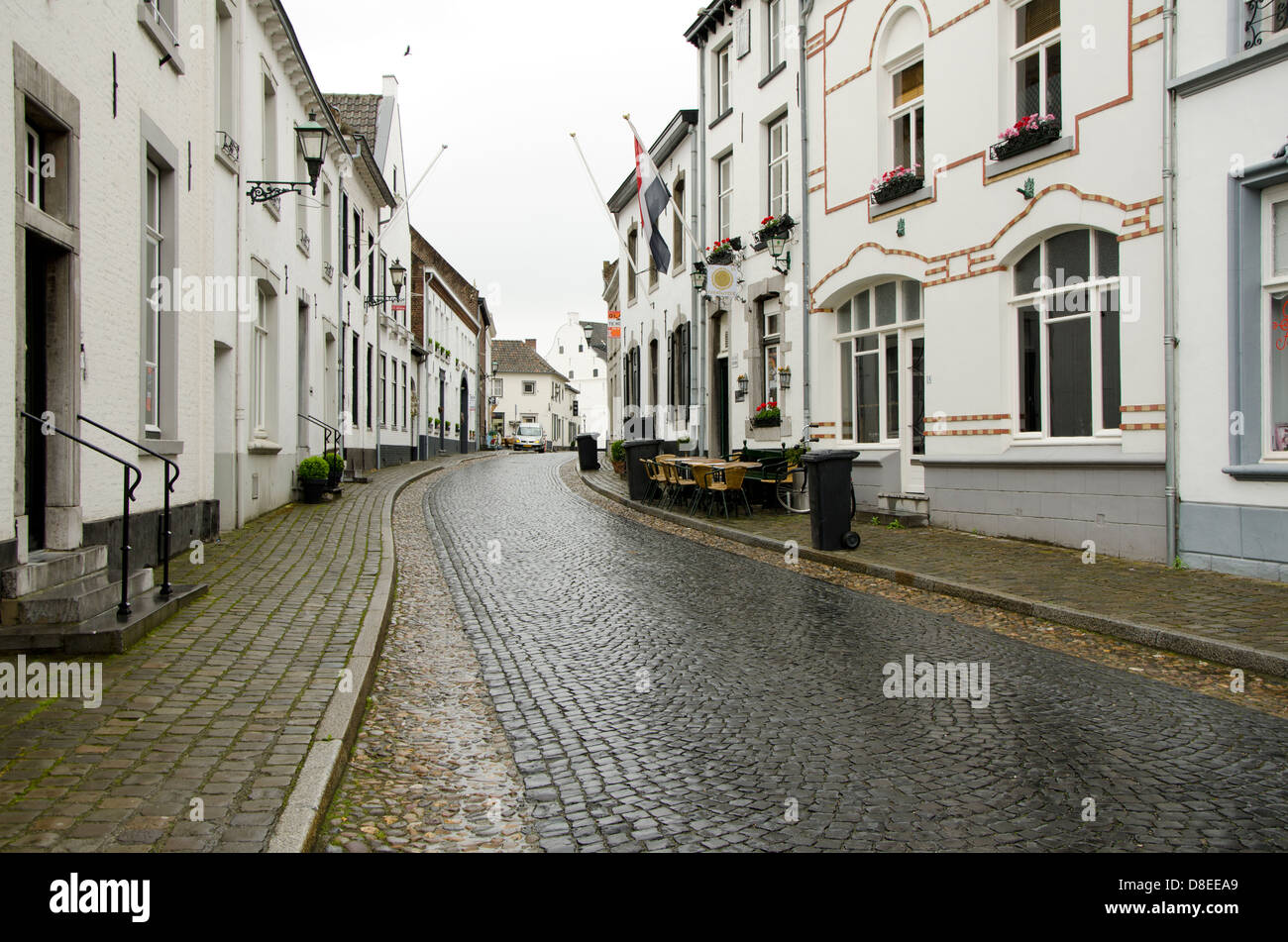 Weiß getünchten Backsteinhäuser in der Hoogstraat in Thorn, eine mittelalterliche Stadt in der niederländischen Provinz Limburg. Niederlande. Stockfoto