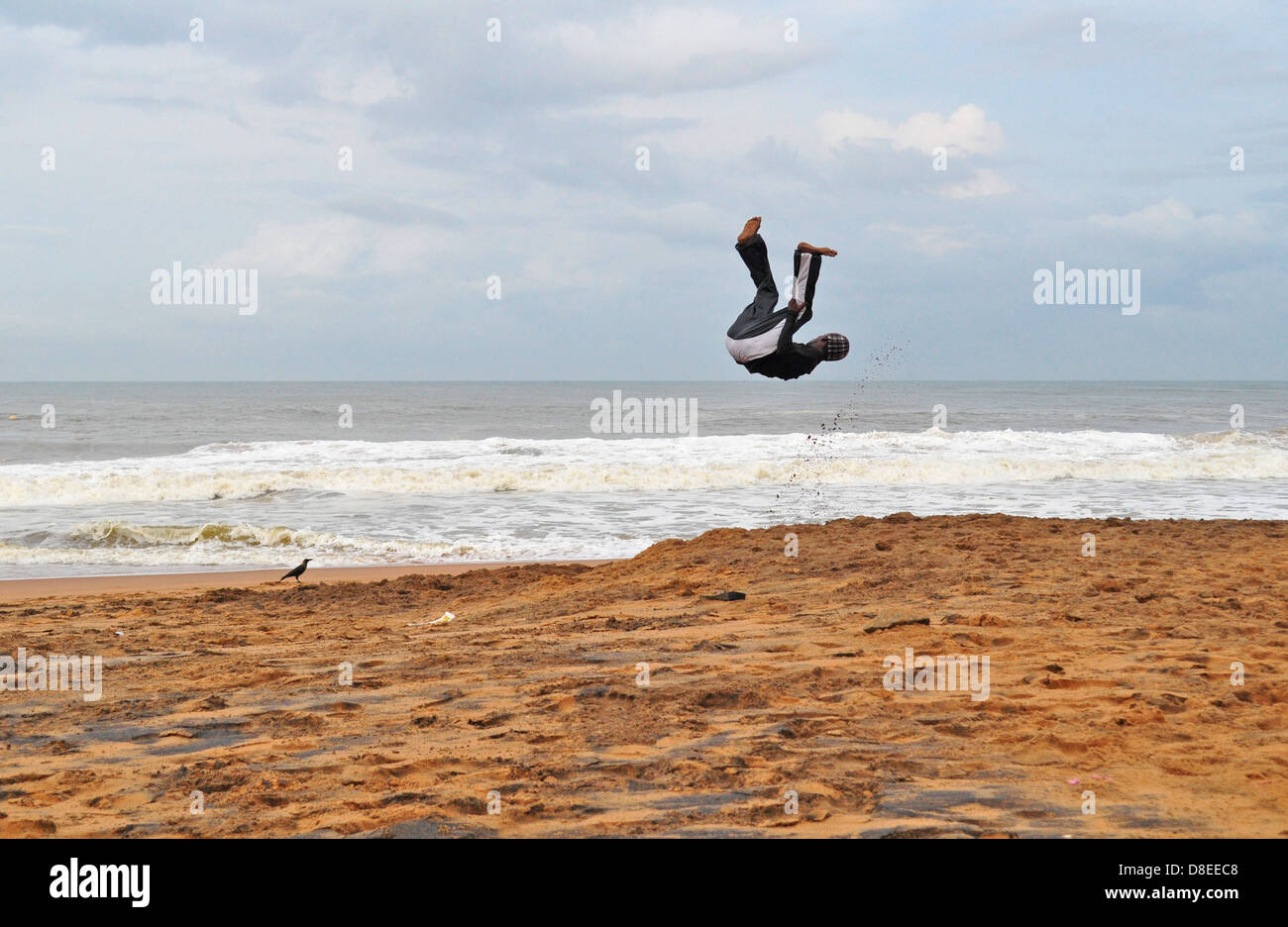 Akrobat führt am Strand Stockfoto