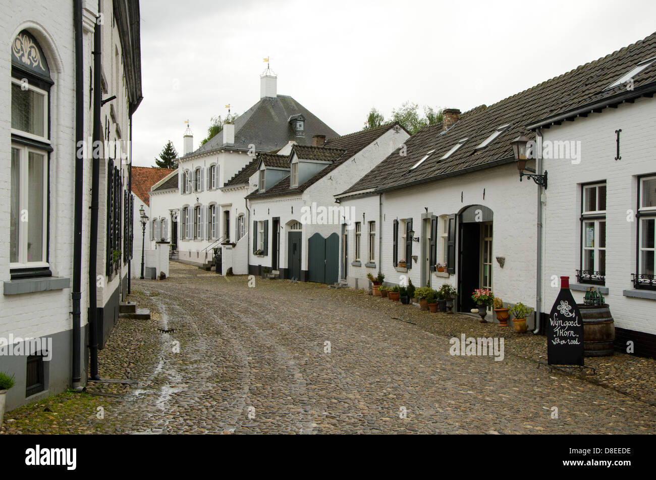 Weiß getünchten Backsteinhäuser in Beekstraat in Thorn, eine mittelalterliche Stadt in der niederländischen Provinz Limburg. Niederlande. Stockfoto