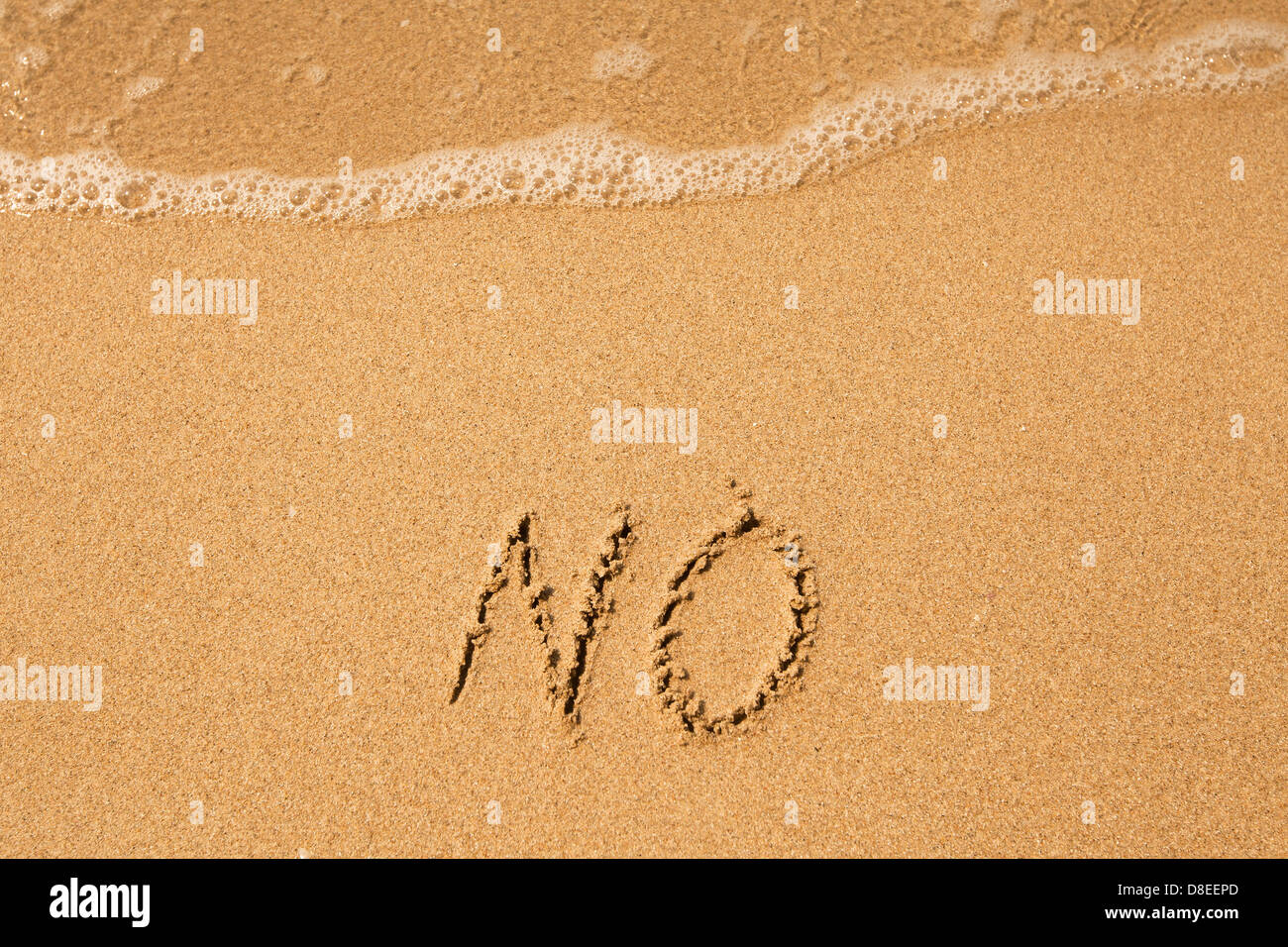 Nein - geschrieben im Sand am Strand Textur, weiche Welle des Meeres Stockfoto