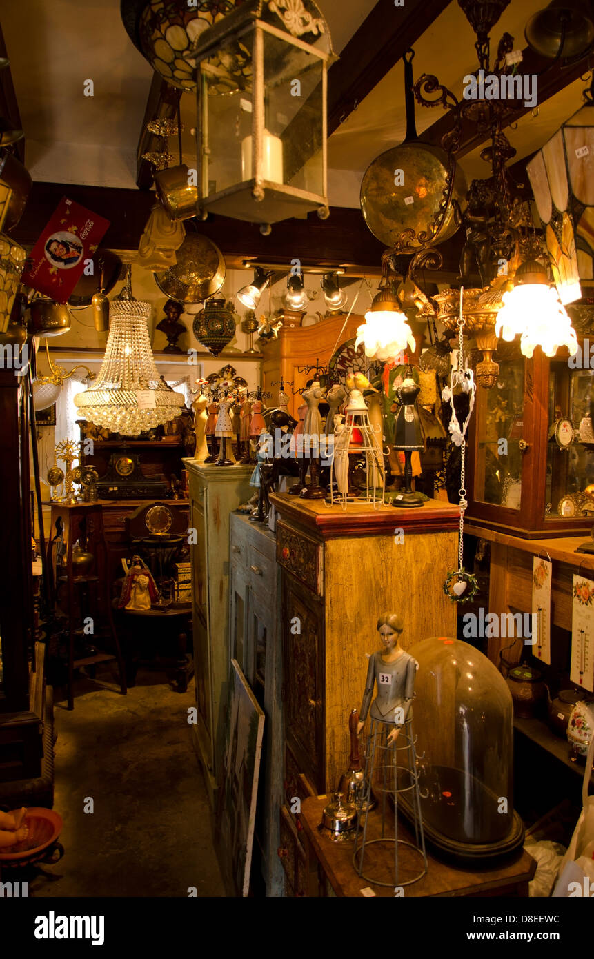 Vintage Ware in zweiter hand Antiquitätengeschäft in den Niederlanden. in der weiß gewaschen Dorf von Thorn. Limburg. Stockfoto