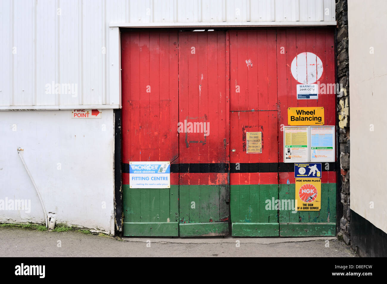 Rote und grüne Garagentore, Aberystwyth, Wales, UK. Stockfoto