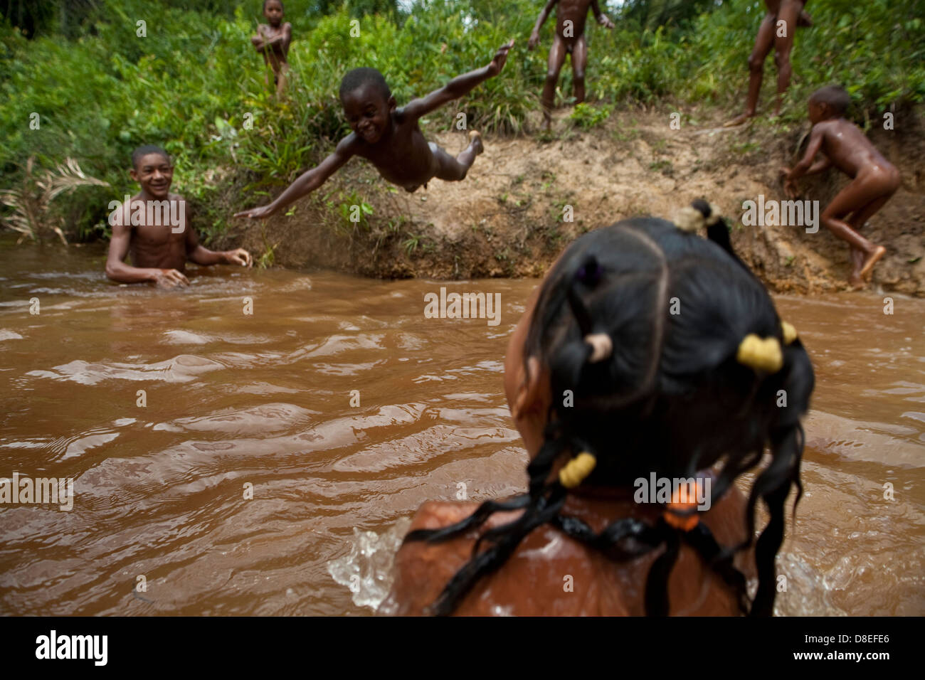 Kinder spielen und Spaß haben in den Fluss an São Raimundo Quilombo in Alcântara, Maranhão, Nordosten Brasiliens. Stockfoto