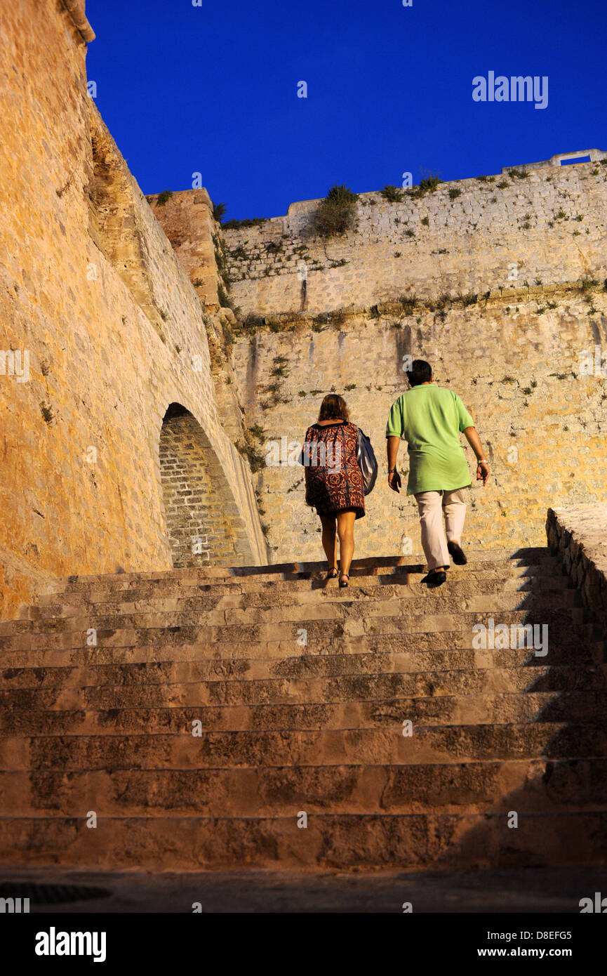 Urlauber die Stufen hochgehen, das Budaer Burgviertel in einer heißen Sommernacht in Ibiza-Stadt. Stockfoto