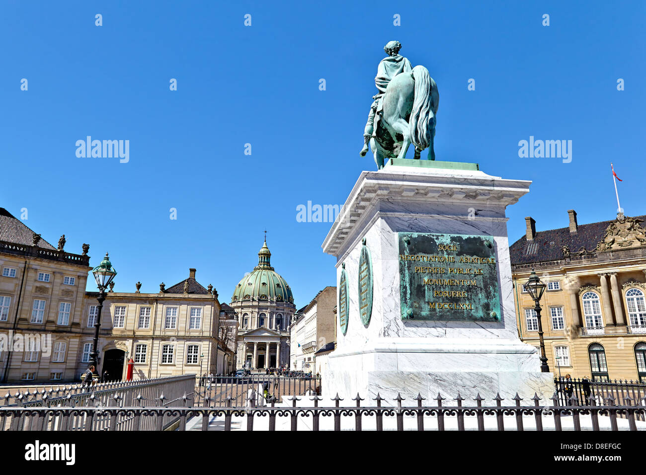 Amalienborg ist eine der Residenzen der dänischen Königsfamilie und befindet sich in Kopenhagen, Dänemark. Es besteht aus vier Palästen um einen achteckigen Innenhof. In der Mitte des Platzes ist eine monumentale Reiterstatue Amalienborgs Gründers, König Frederick V. View das Frederik Kirche. Stockfoto