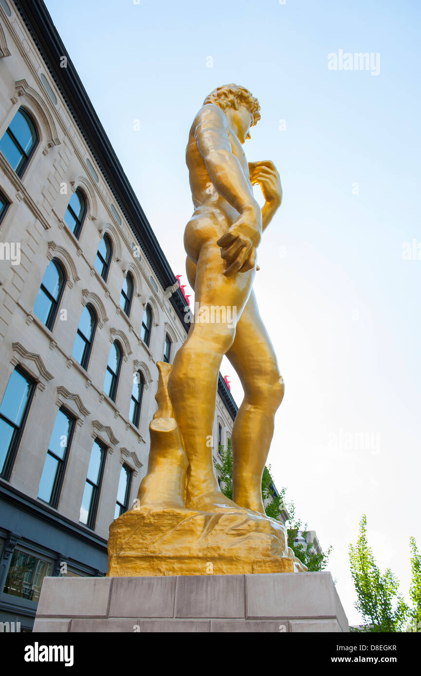 USA, Kentucky KY Louisville 21 Museum Hotel Exterior mit Replikat Kopie des David Stockfoto