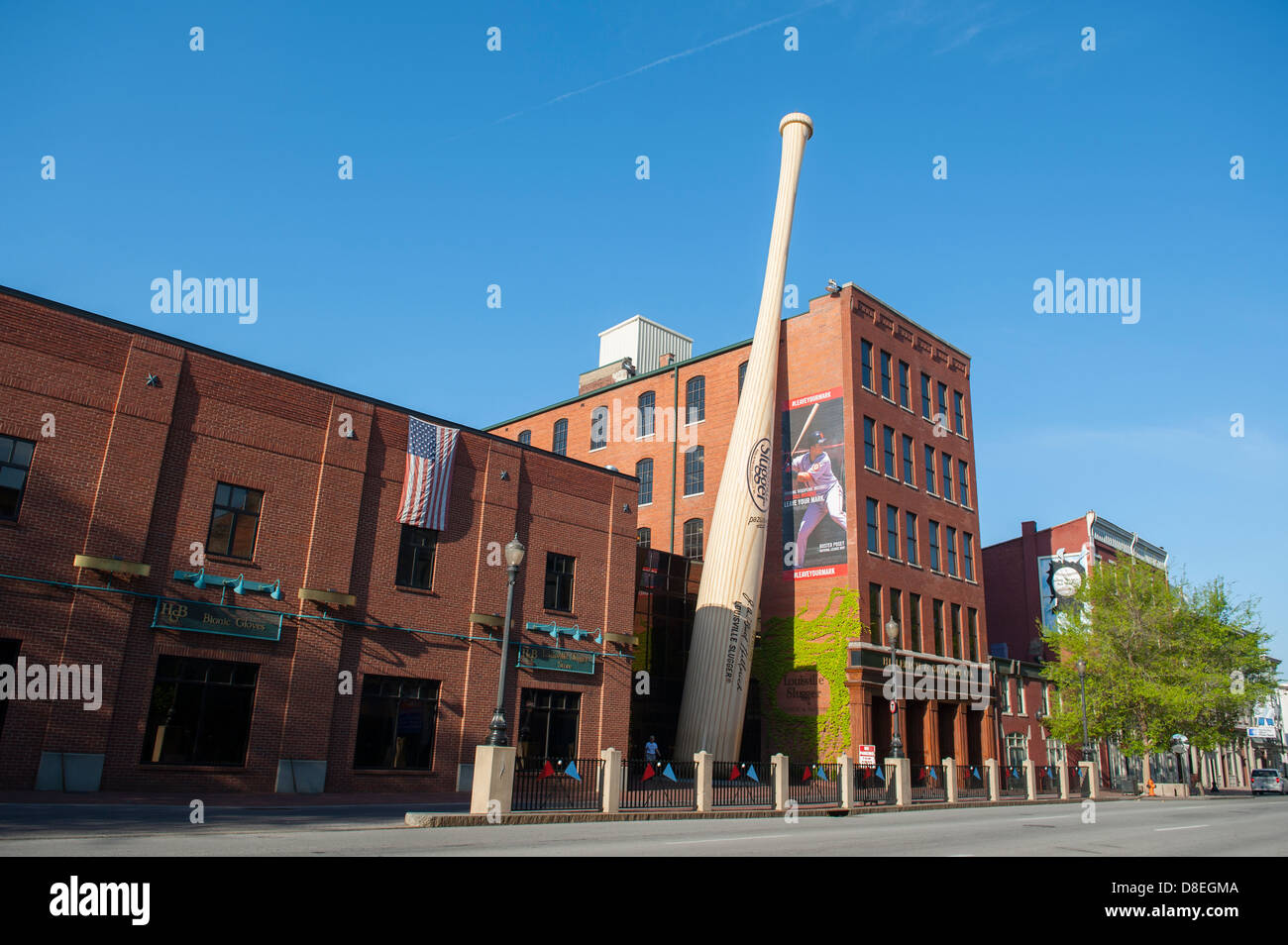 USA Kentucky Louisville KY Louisville Slugger Museum und Fabrik produzieren Holz Baseballschläger - außen Tag mit großen Fledermaus Stockfoto