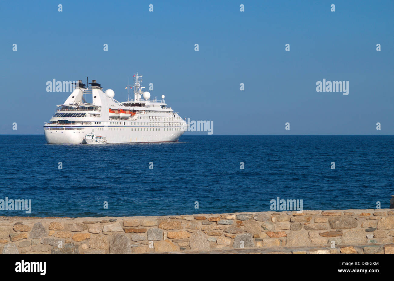 Kreuzer in den Hafen von Mykonos-Insel in Griechenland Stockfoto