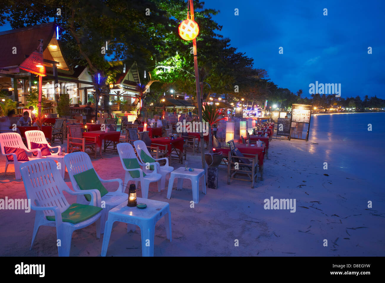 Restaurants am Chaweng Strand in der Abenddämmerung, Ko Samui, Thailand Stockfoto