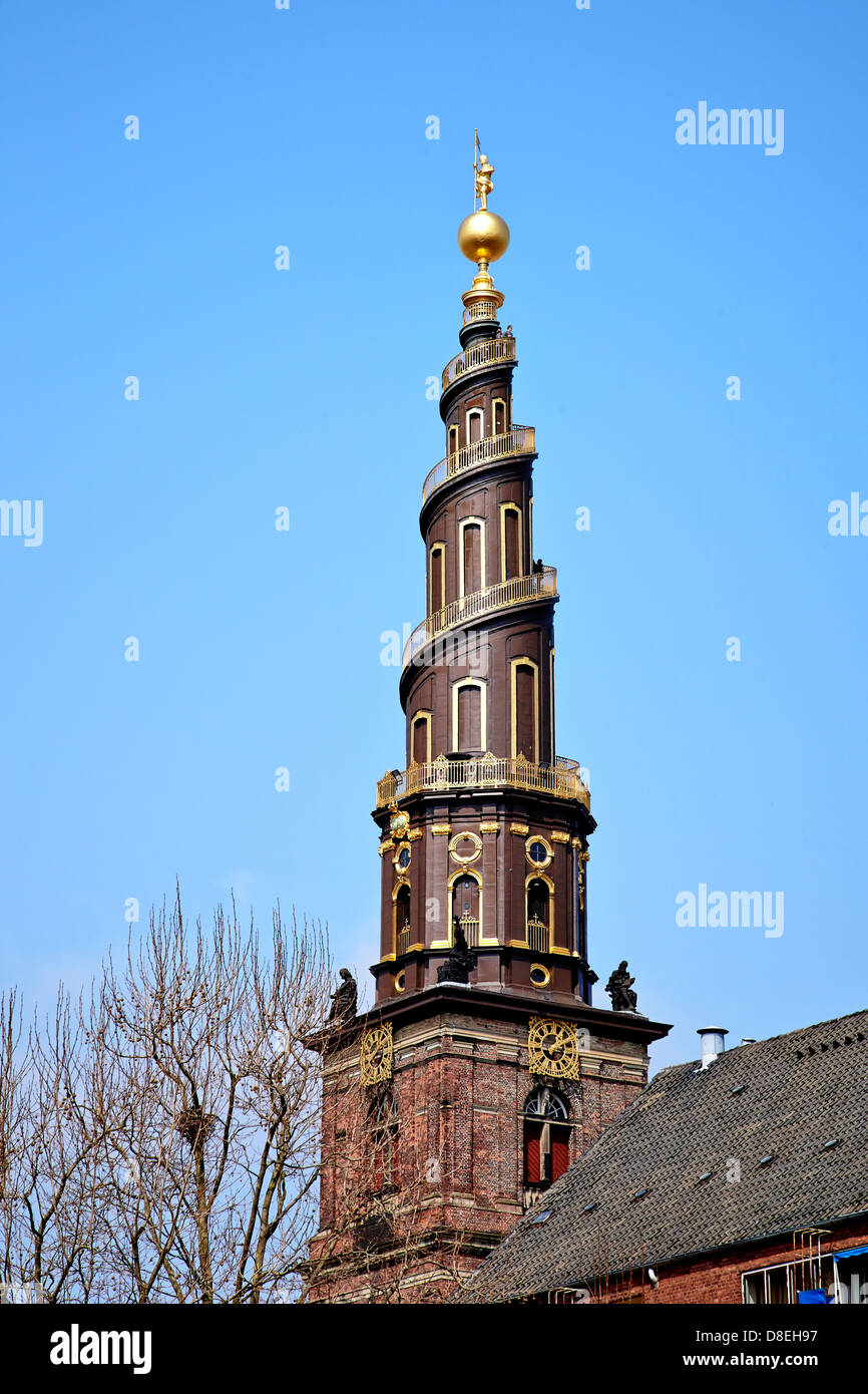 Vor Frelsers Kirke ist eine barocke Kirche in Kopenhagen, Dänemark. Es ist berühmt für seinen Korkenzieher Spire mit einem externen Wendeltreppe und seinem Glockenspiel, dem größten im nördlichen Europe.Church Our Savior befindet sich am Christianshavn, auf der Insel Amager in der Hauptstadt von Dänemark. Stockfoto