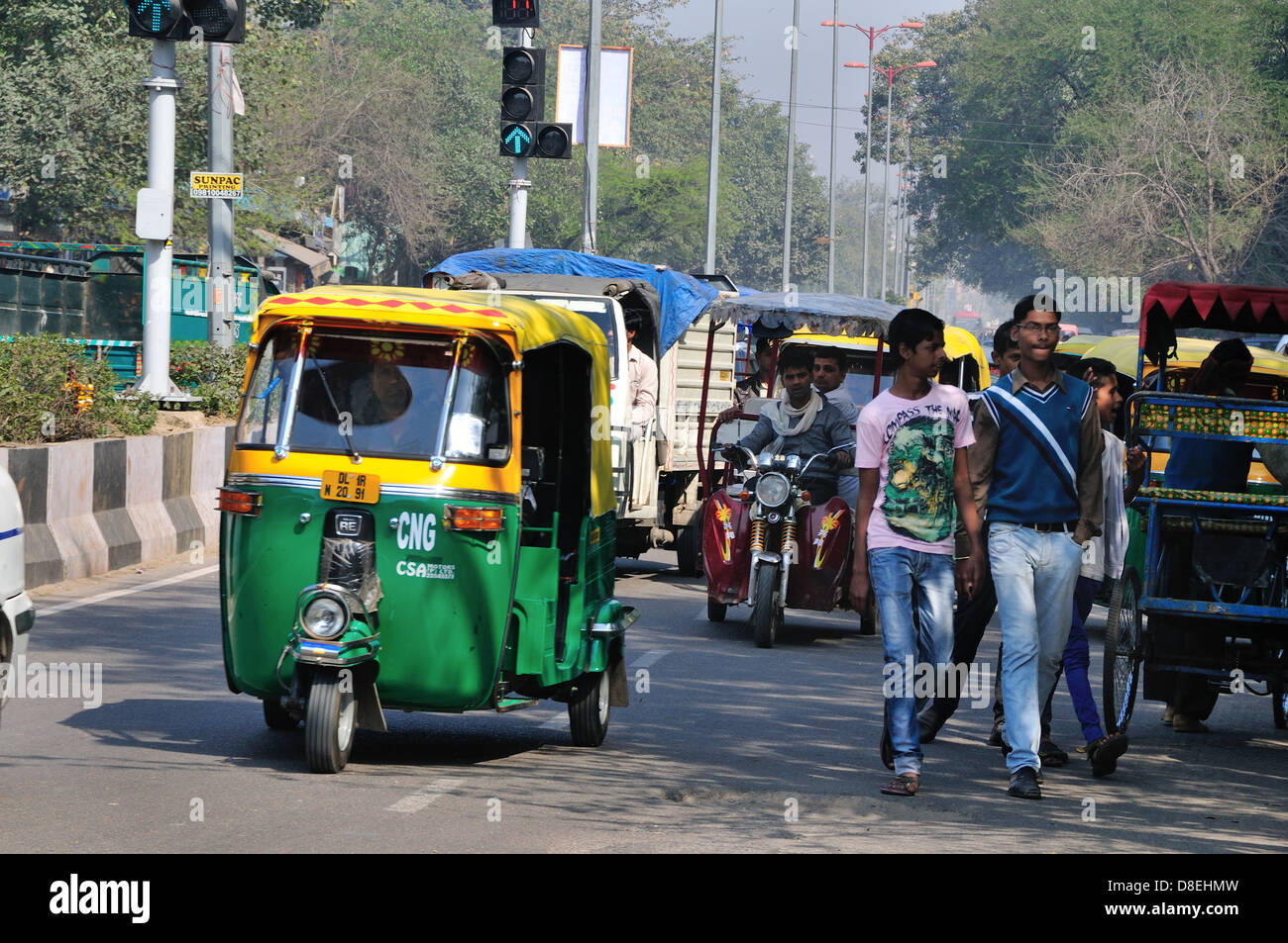 Auto-Rikscha auf der Straße in Neu-Delhi Stockfoto