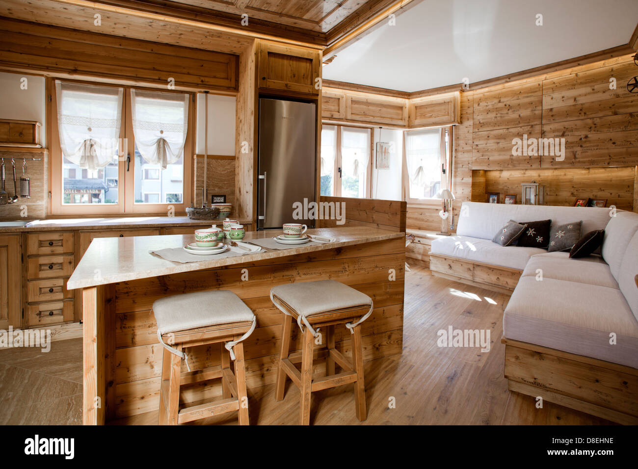 Alpine Wohnung: offener Raum zwischen Küche und Wohnzimmer Stockfoto