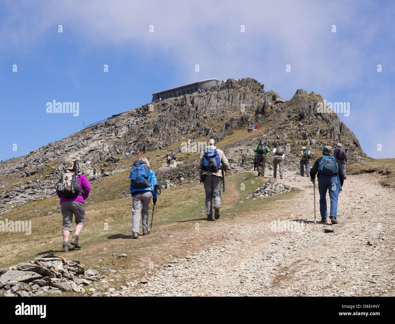 Wanderer Wandern auf Rhyd Ddu Pfad bis zu Mount Snowdon Gipfels cafe (Hafod Eryri) in Snowdonia National Park North Wales UK Großbritannien Stockfoto