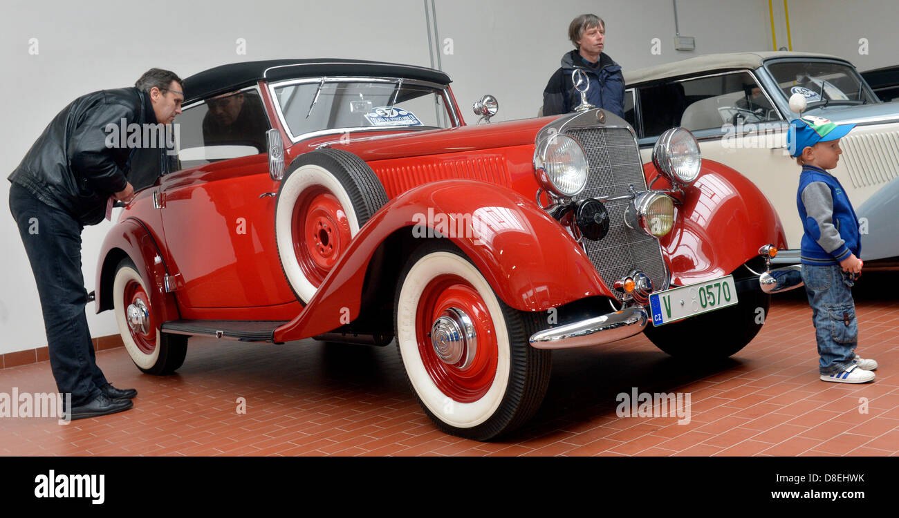 Ausstellung von Oldtimer Mercedes-Benz fand in der Zentrale in Prag, Tschechische Republik, 25. Mai 2013 im Rahmen des 50. Jahrestages des Mercedes-Benz Club der Tschechischen Republik. Der Verein wurde 1963 gegründet und es ist die älteste offizielle Club von Mercedes-Benz-Pkw-Besitzer auf dem europäischen Festland. Abgebildet ist der Mercedes-Benz 200C Cabrio von 1936. (CTK Foto/Vit Simanek) Stockfoto