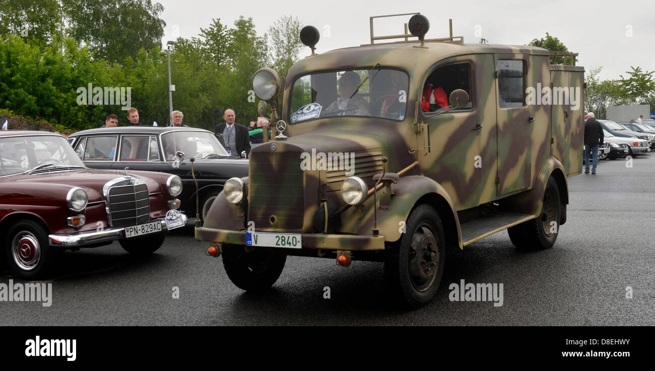 Ausstellung von Oldtimer Mercedes-Benz fand in der Zentrale in Prag, Tschechische Republik, 25. Mai 2013 im Rahmen des 50. Jahrestages des Mercedes-Benz Club der Tschechischen Republik. Der Verein wurde 1963 gegründet und es ist die älteste offizielle Club von Mercedes-Benz-Pkw-Besitzer auf dem europäischen Festland. Abgebildet ist der Mercedes-Benz 1500 S von 1943. (CTK Foto/Vit Simanek) Stockfoto