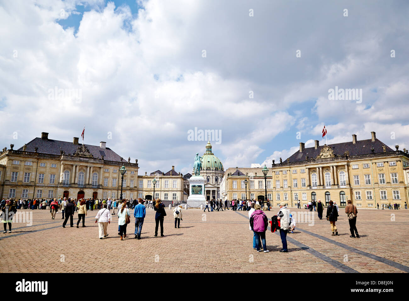 Amalienborg ist eine der Residenzen der dänischen Königsfamilie und befindet sich in Kopenhagen, Dänemark. Es besteht aus vier Palästen um einen achteckigen Innenhof. In der Mitte des Platzes ist eine monumentale Reiterstatue Amalienborgs Gründers, König Frederick V. Auf der Rückseite ist die Frederik´s-Kirche. Stockfoto