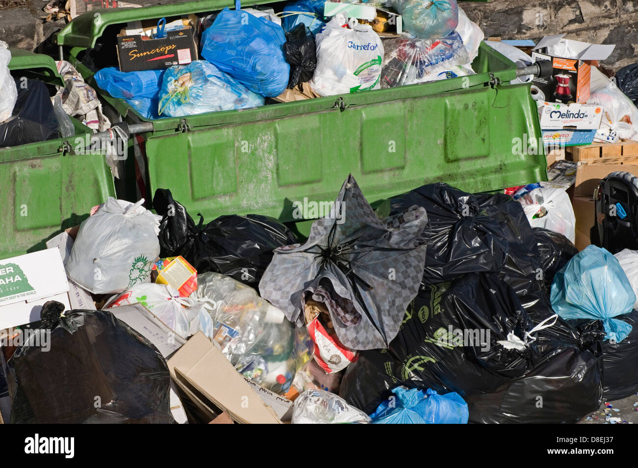 Müll und recycling Sammlung zeigen Overfilled Lagerplätze Stockfoto