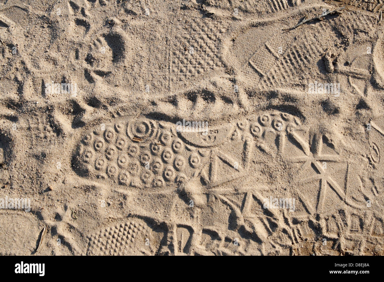 Fußabdrücke auf einem sandigen Pfad Schuhabdrücke in Sand Stockfoto