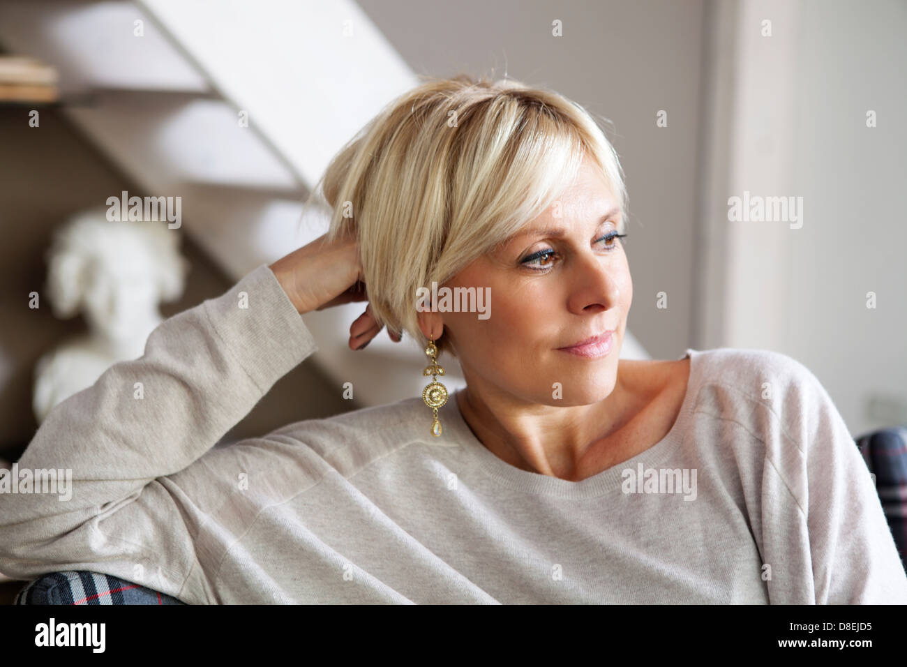 Nachdenkliche schöne blonde Frau Stockfoto
