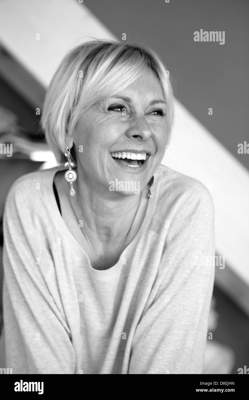 Schwarz-weiß-Porträt einer blonden Frau, lachen Stockfoto