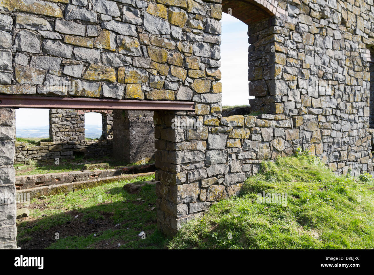 Alten verlassenen Steinbruch Gebäuden auf der Oberseite braun Clee Hill Shropshire Stockfoto