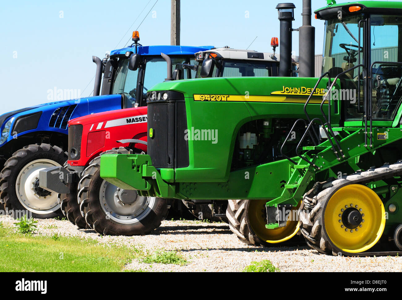 drei landwirtschaftliche Traktoren von John Deere, Massey Ferguson, New  Holland gemacht Stockfotografie - Alamy