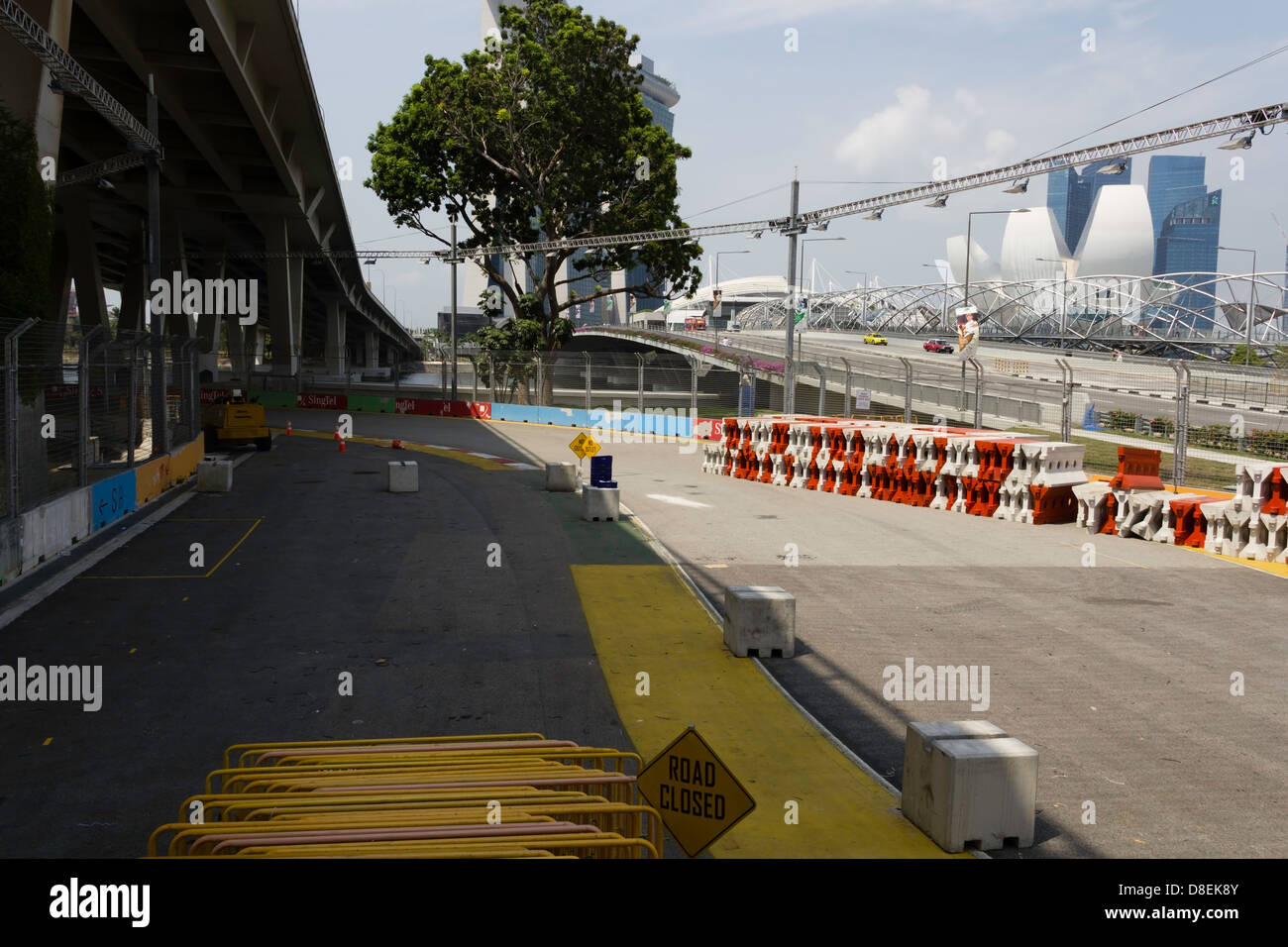 Vorbereitung der Straße in der Nähe von Marina Bay Sands Singapur Formel 1 Rennen. Das Rennen passiert in der Marina. Stockfoto