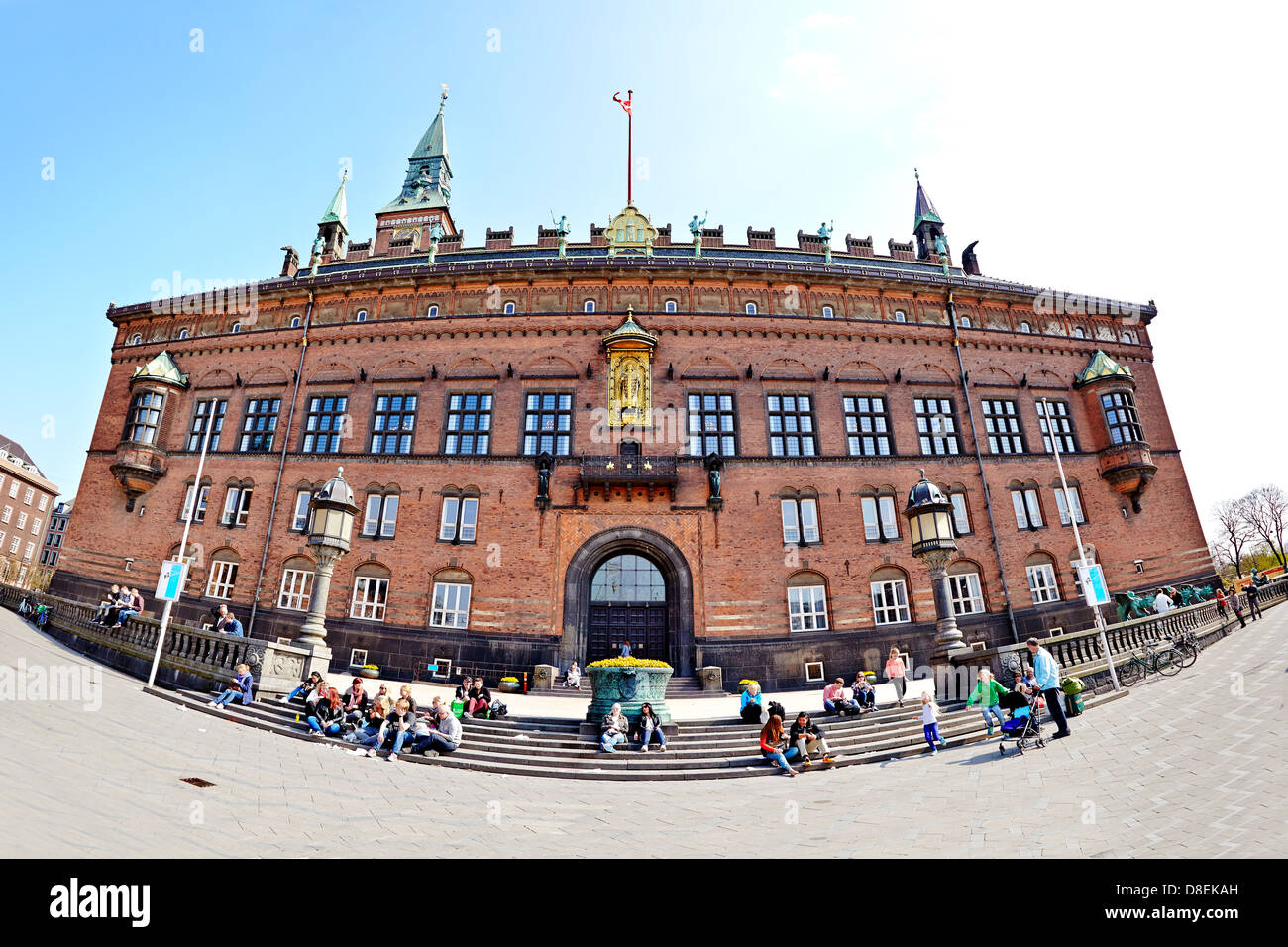 Das Rathaus in Kopenhagen (Kobenhavns Radhus) ist der Sitz des Gemeinderates sowie der Bürgermeister der Gemeinde Kopenhagen, Dänemark und befindet sich im Zentrum von Kopenhagen. Das heutige Gebäude eingeweiht 1905.It ist bekannt für seine hohe, schlanke Glockenturm. Stockfoto